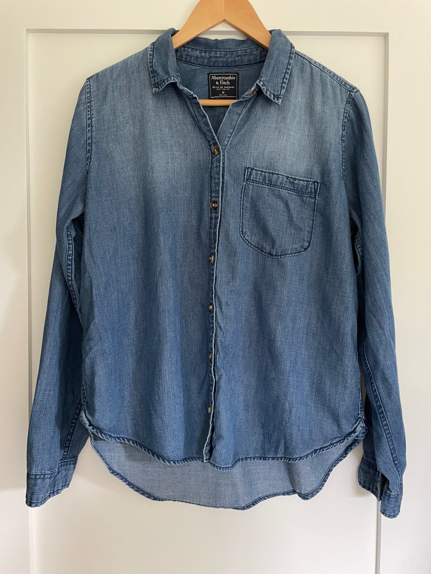 Abercrombie & Fitch Chambray Denim Button Down Size Medium