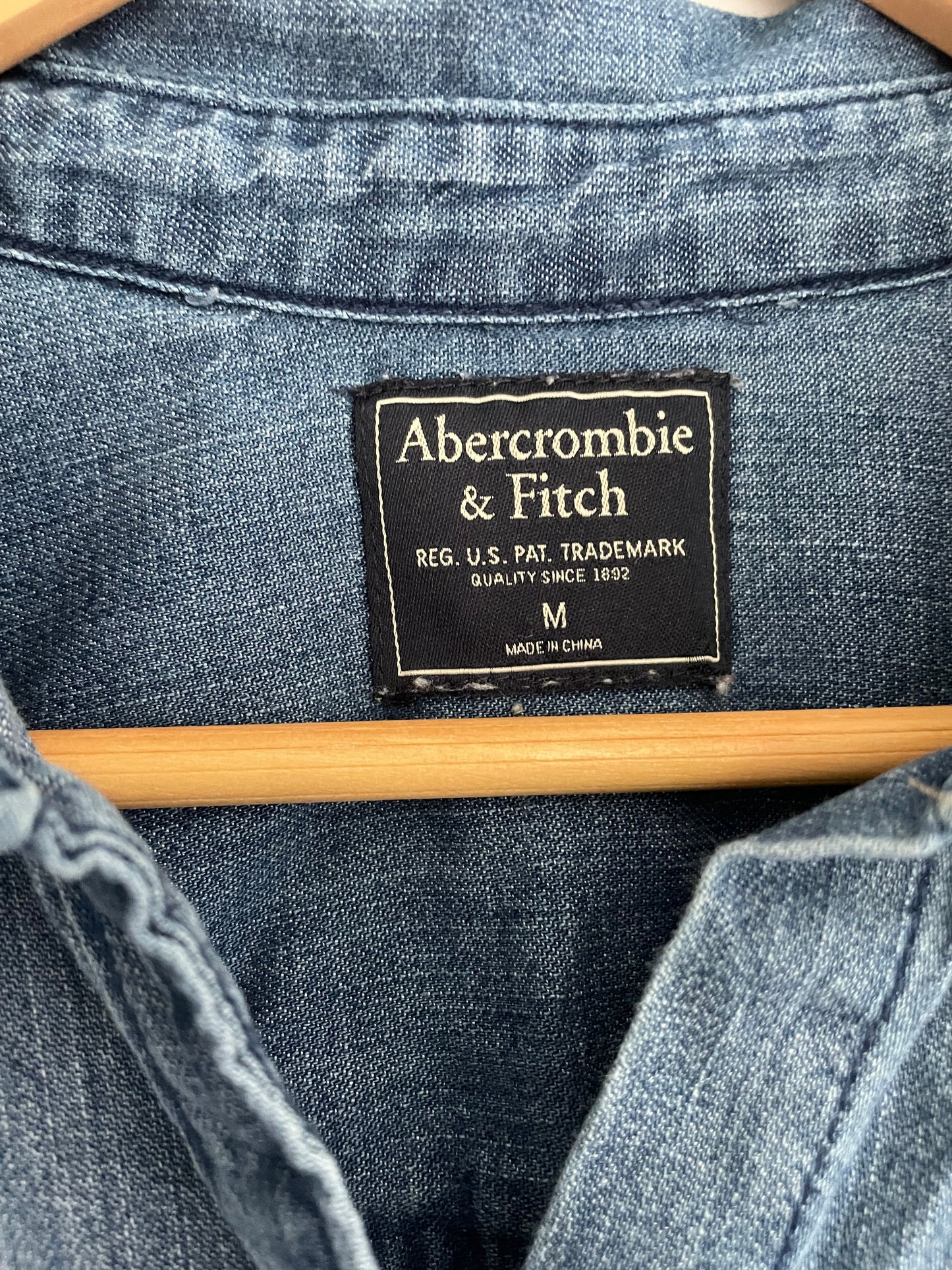 Abercrombie & Fitch Chambray Denim Button Down Size Medium